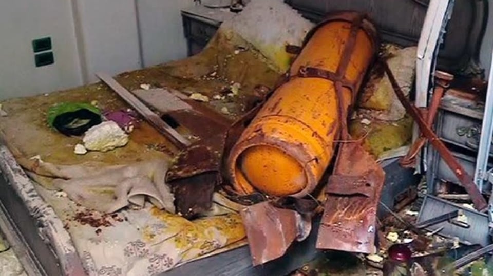 Jedna z "Asadových chemických bomb" naaranžovaných v Dúmě